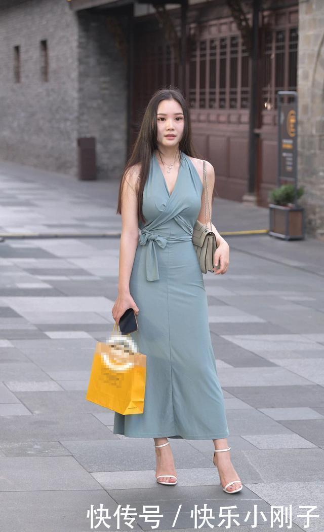 无袖碧绿色长裙,优雅的气质十足,拥有别具一格的魅力