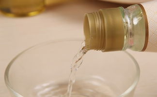 白色衣物发黄千万别扔,只需几毛钱,简单泡一泡,和新买的一样白