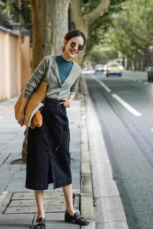 针织开衫上加精致小腰带，别有一番风味，仿佛整个人都缩小了一圈