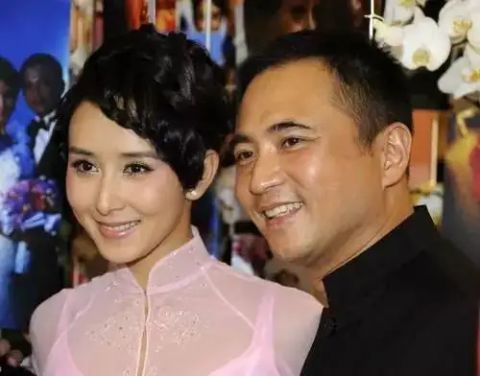 单亲、离婚、困境，《逆光》唱哭背后，那英胡静杨钰莹张柏芝王鸥的坎坷人生