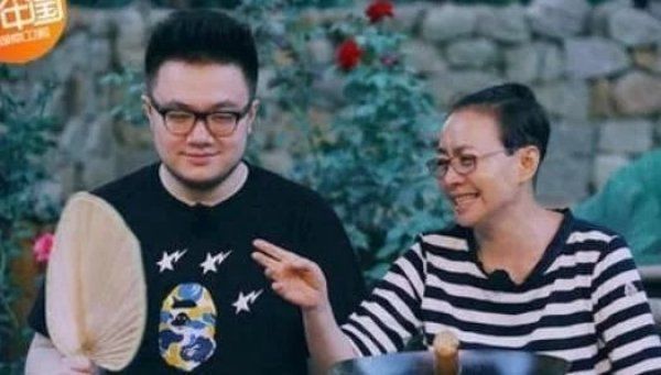 张子枫|宋丹丹问张子枫平时是怎么给父母要钱的,张子枫的做法好机智