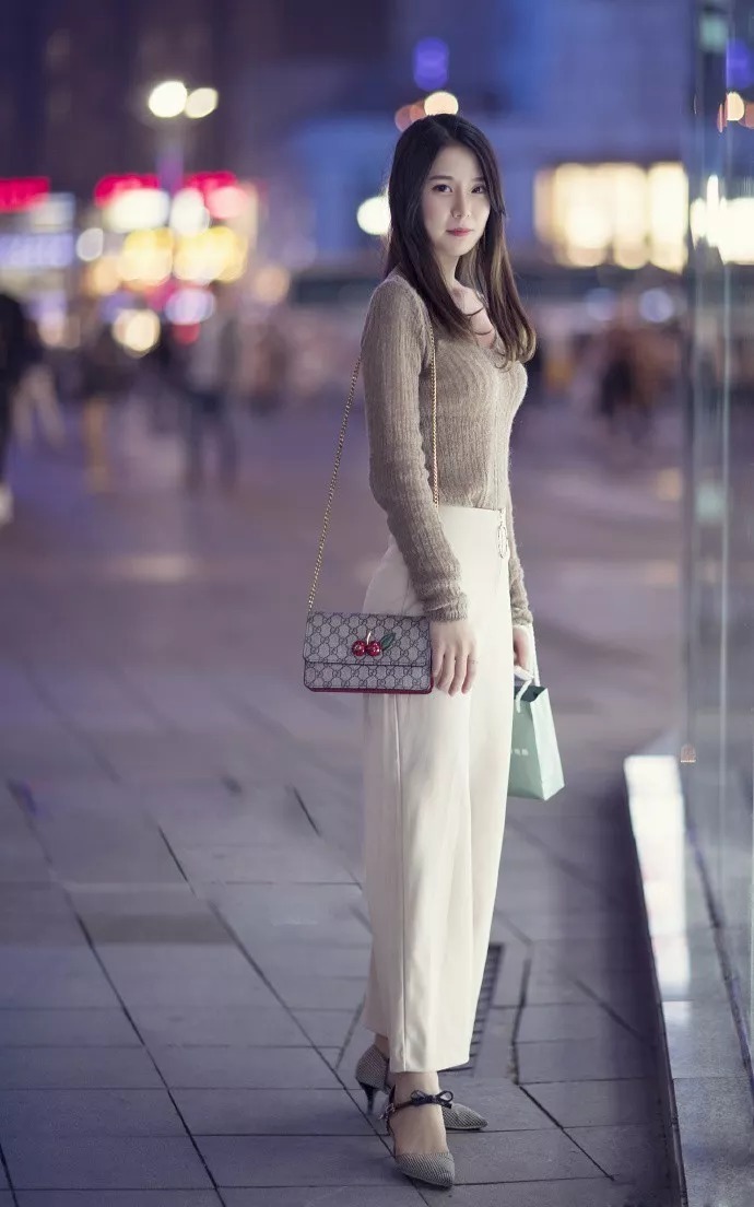 街拍:女性搭配高跟鞋,轻松穿出时尚的味道