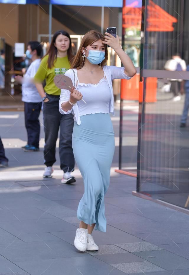 小姐姐|白色紧身上衣突显身材搭配裹身“飘逸”裙,轻熟风美女更有时尚的韵味
