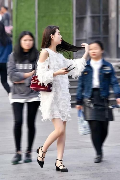 街拍美女：高跟鞋让女性变得自信，出街显得更迷人