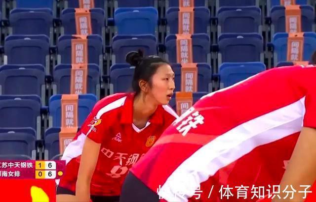 江苏女排|矮子里拔将军!新朱婷与李盈莹当年差距大,女排主攻面临人才断档