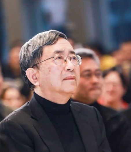 白先勇!当年的余秋雨有多红?后来他为何坠下“神坛”,成了众人的靶子?