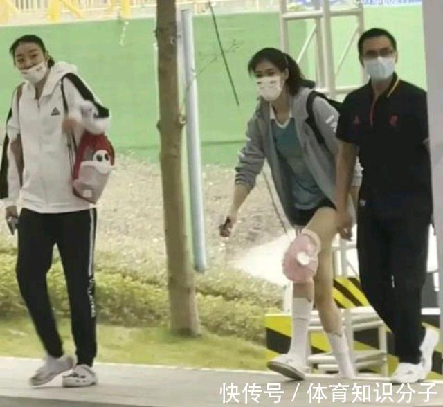 瓦尔加斯|女排迎来坏消息!李盈莹膝盖出现特殊情况,裹厚厚的绷带让人心疼