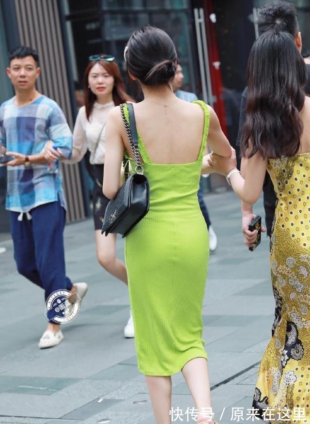 搭配 时尚精致的打底裤穿搭衬托优美的线条，气质十分出众，充满童趣！