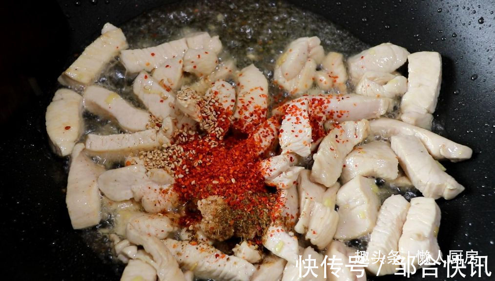 不需要腌制，不加淀粉，教你香辣鸡胸肉的做法，鸡肉干香有嚼劲