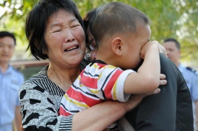 家长|3岁女娃在商场丢,当她说出爸爸名字后,保安笑喷:真的忍不住