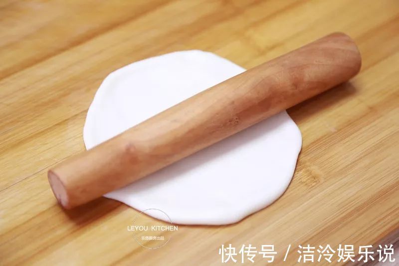 在家做馅饼,和面很重要,照着做馅饼皮薄馅大,放凉了也软软的