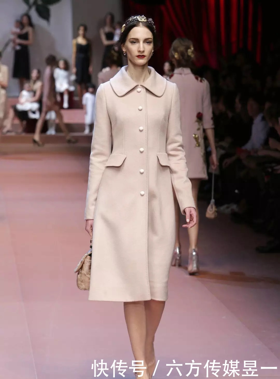 层次感|赫本风大衣穿搭技巧?冬季穿衣更要优雅美丽