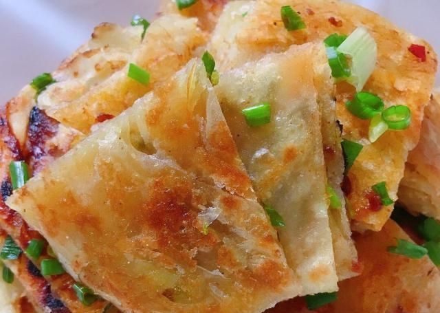 分钟|葱油饼这样做特别好吃,不加酵母粉,分分钟出锅,香酥脆没