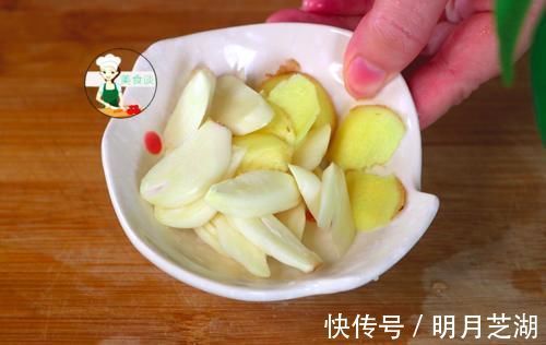 焯水|炒芹菜时,先焯水或直接炒都不对,牢记三个技巧,芹菜脆嫩不塞牙