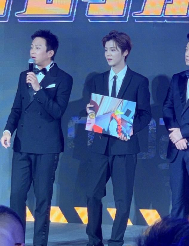 恐高症|邓超陈赫新综发布会鹿晗迟到,疑因坐飞机恐高症发,脸色太难看