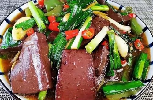市场上哪来那么多猪血？原来背后都是猫腻，以后别再乱买了！