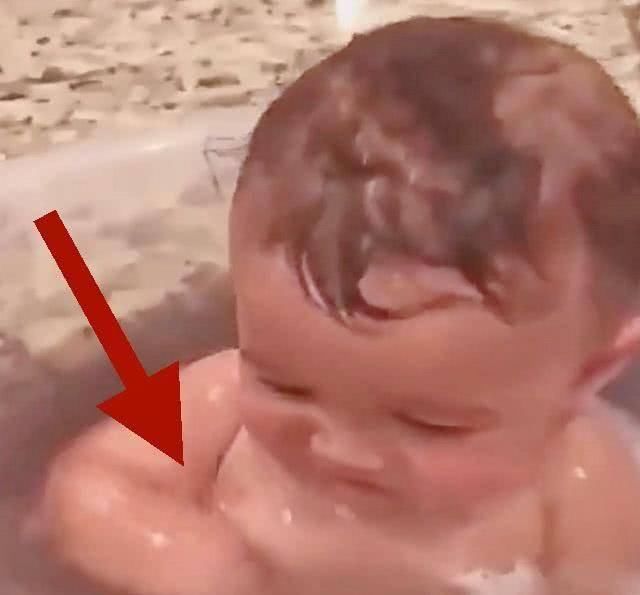 宝宝洗澡时有人闯入,宝宝赶紧捂住下身,网友一副被轻薄的样子