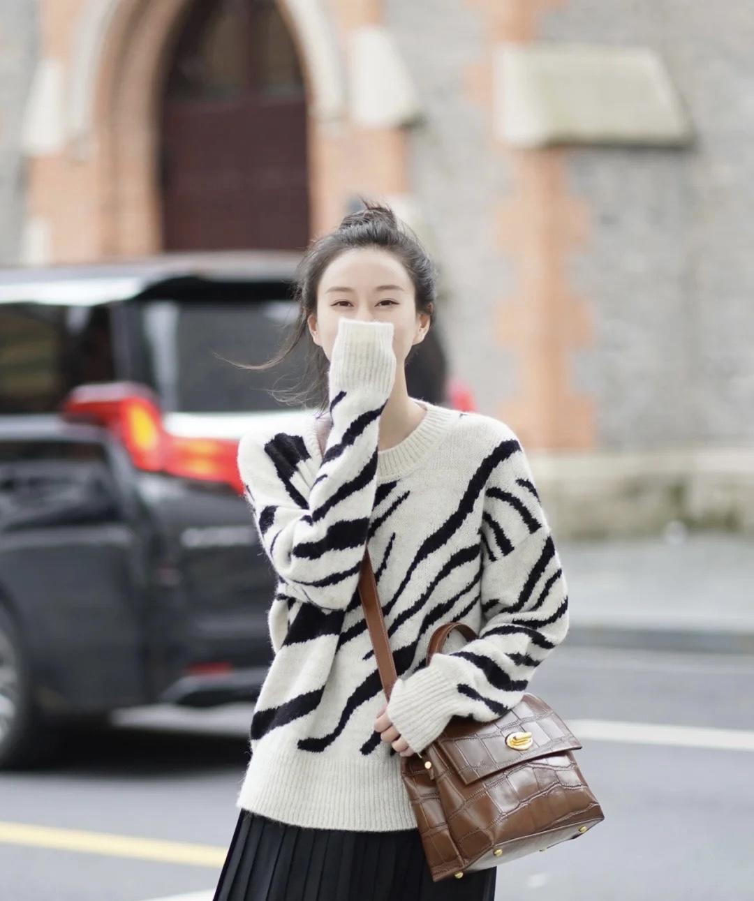 小姐姐 冬天降温了毛衣怎么穿?这几个搭配方法,让你秒变温柔小女人!