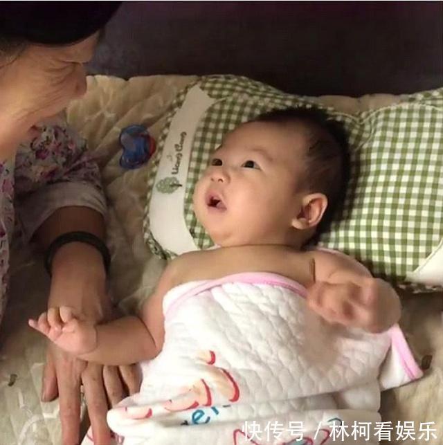 外婆|五个月大的宝宝和外婆聊天,接下来的画面,网友真可爱