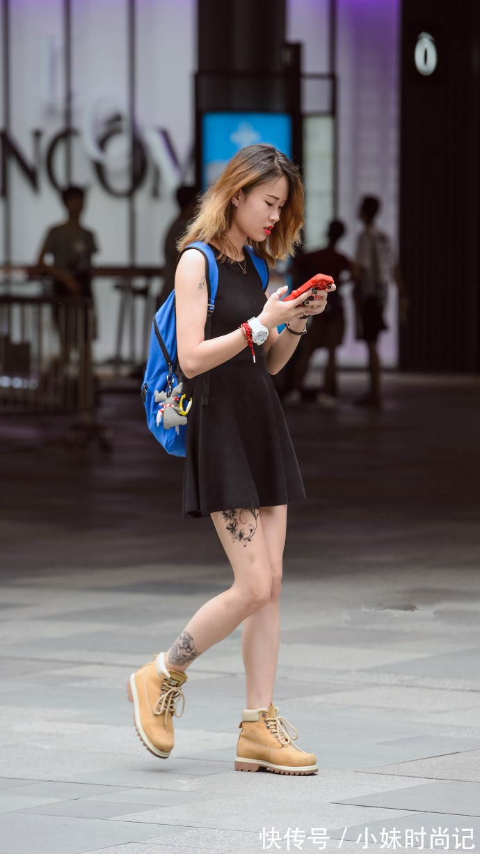 一字肩|街拍,一字肩牛仔衣搭配同款一步裙,简约大方又不失性感