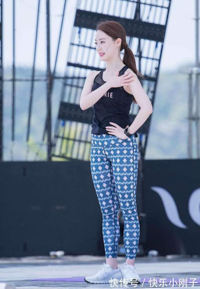 运动背心 紫色的打底裤搭配运动背心,简洁不仅款式好看,也不失大方