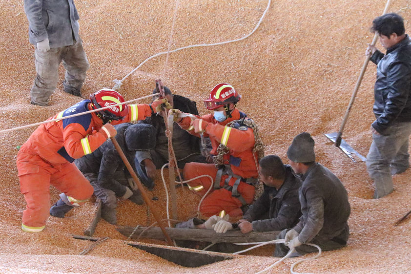 新疆|新疆特克斯：员工掉进20米高粮库被埋压 消防员紧急营救