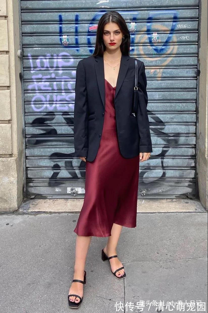 穿搭 穿裙子搭薄外套时,记住“1个要点+风格调和”,领悟穿搭思维稳赢