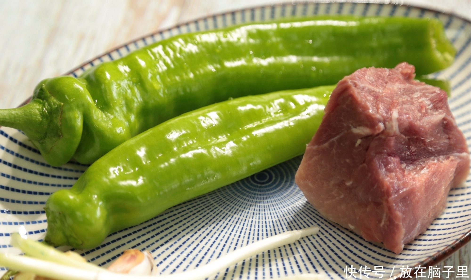 青椒炒肉丝,到底先炒肉还是青椒?分享一下跟大厨学来的方法