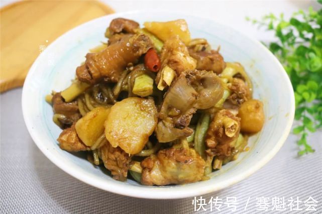 一顿饭|这道炖菜,我家常做,四种食材一锅出,一顿饭一个菜就够了