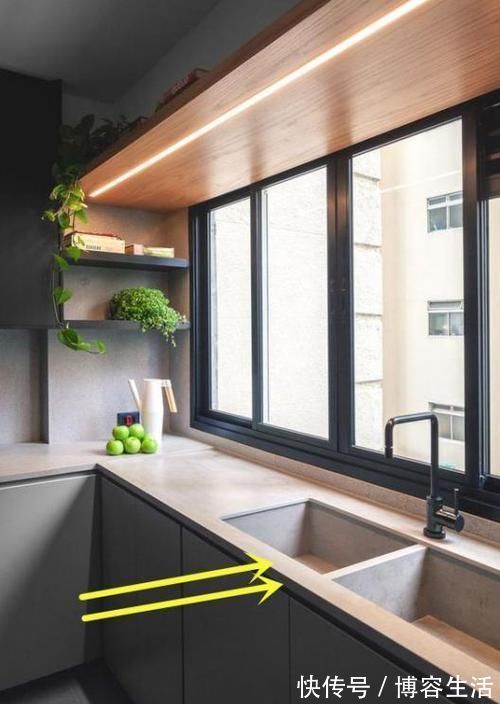 双槽|同样都是小厨房,他家把水槽挪到橱柜拐角处,见缝插针放下3个槽