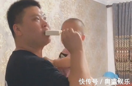 无影手奶爸|“无影手奶爸”抱着娃“偷吃”雪糕火了,娃就说是不是玩不起