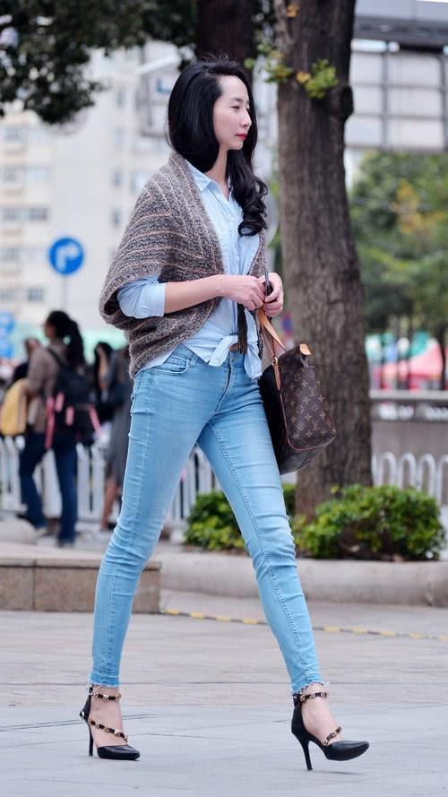 街拍:美女红色挂脖背心搭配牛仔热裤,清清爽爽的还很显腿长