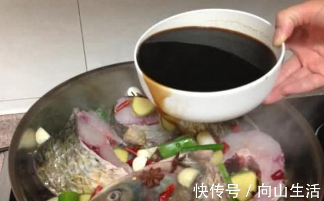 鱼头汤|在家做炖鱼,一定要记好,这两种调料别放,放了炖的汤又腥又难喝