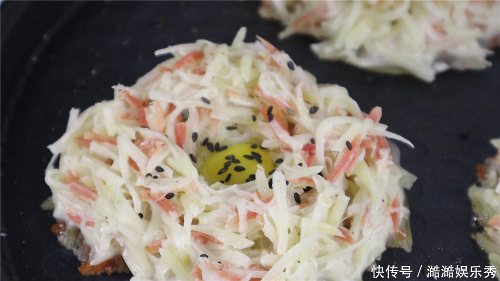 土豆丝和胡|土豆丝里面打1个鸡蛋,没想到这么美味,一上桌孩子抢着吃