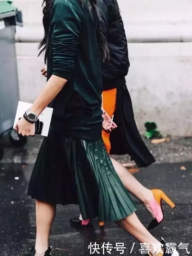卫衣+半裙=早春最火混搭套路，时髦又有女人味！！