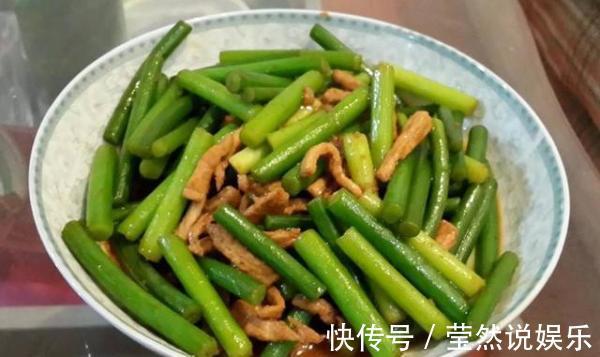 炒蒜苔时，直接炒是大错特错的！少了这一步，蒜苔不香，更不入味