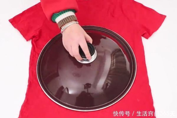 实用|把锅盖放在旧衣服上，剪一剪，缝一缝，放在家里超实用！