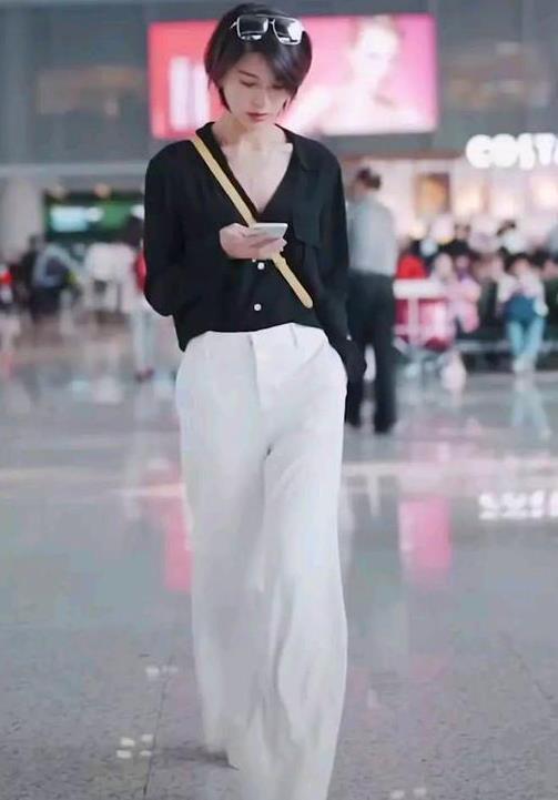 气质|街拍:身材高挑的美女,米黄色上衣配橘红色休闲裤,气质十足