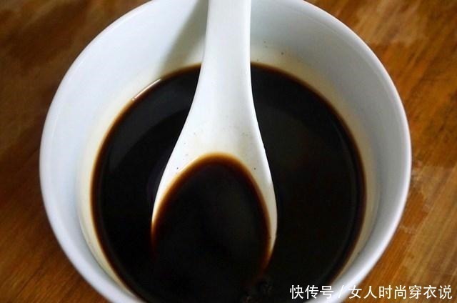 水煮蛋，懂的人从来不用冷水泡，记住一个小妙招，蛋壳一敲就脱落