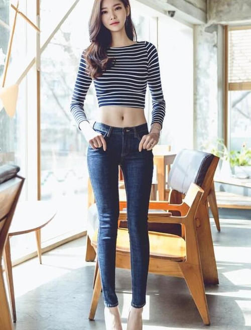 时尚|女神穿搭：小姐姐爱穿清秀唯美的紧身牛仔裤，演绎休闲时尚的甜美