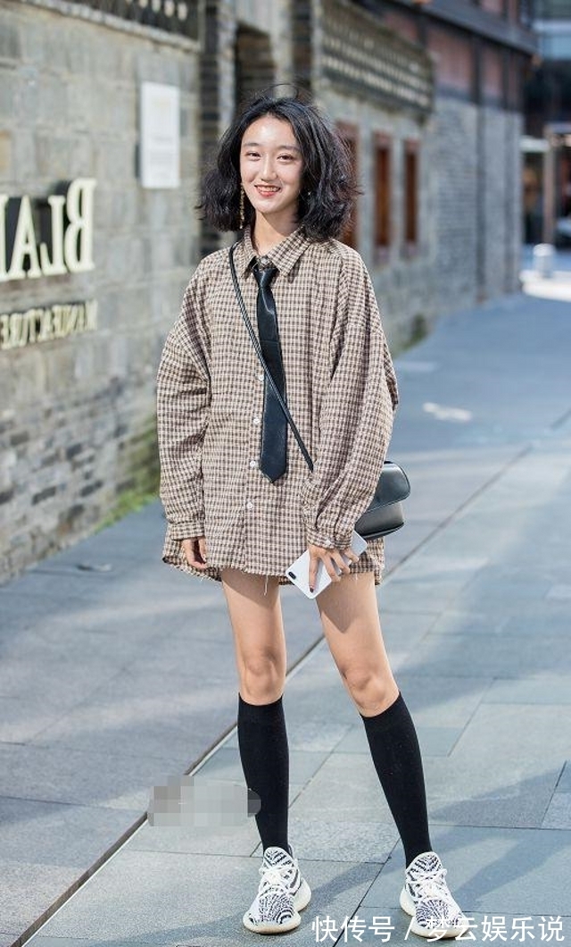 小蛮腰 姑娘黑色无袖背心凸显出纤细的腰身,凸显知性优雅