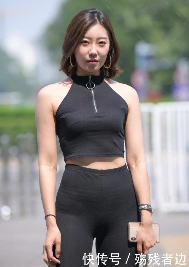 纯黑色运动套装,搭配拼接色鞋子,展现独特的时尚感