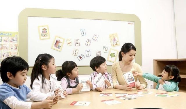 老师|儿子去上幼儿园,宝爸在包里放了根录音笔,回家听完后脸色很难看