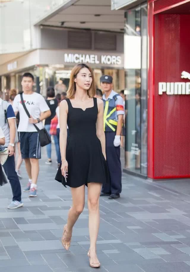 街拍:小姐姐身材纤瘦,身穿吊带连衣裙,美得特别动人
