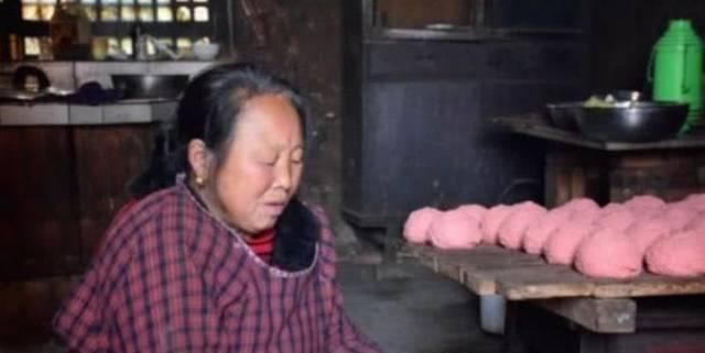 摊主|东北集市“稀奇物”,远看像煤球,近看直摇头,摊主排队都难买