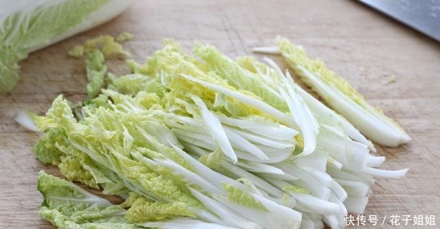 年夜饭别光准备大鱼大肉，凉拌菜也是主角之一，爽口开胃倍儿健康