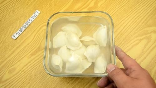 饺子皮|煮速冻水饺时，有人用冷水，有人用开水！教您正确做法，又嫩又滑