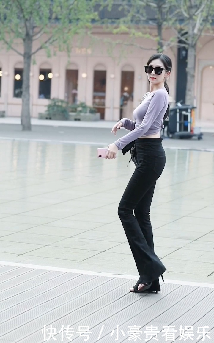 人到中年怎么穿?喇叭裤加长袖T恤,打造精致女王范