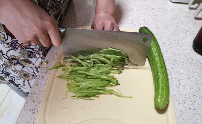 黄瓜的新鲜做法,不炒鸡蛋,不凉拌,味道鲜美,吃完一盘还想吃
