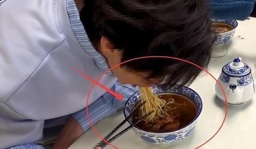 奔跑吧全员吃拉面:所有人口味都一样,唯独成毅与众不同